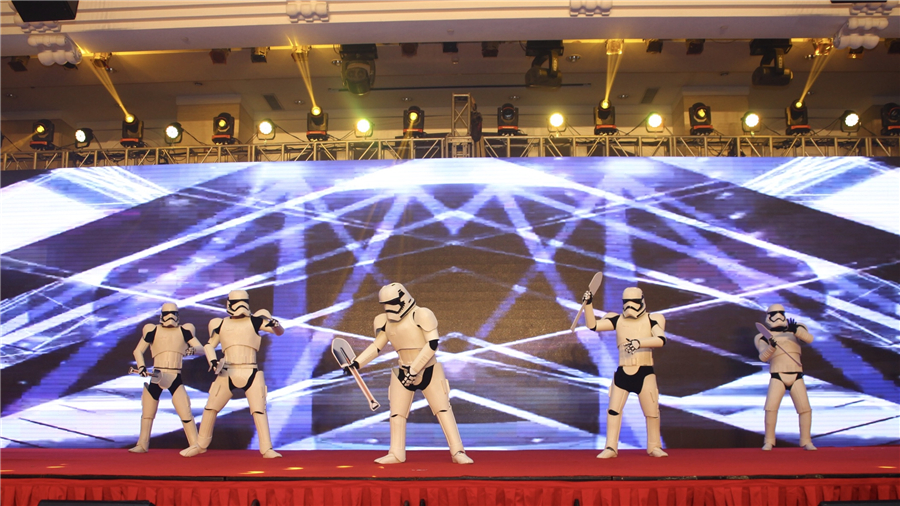 动感的挖矿机器人表演